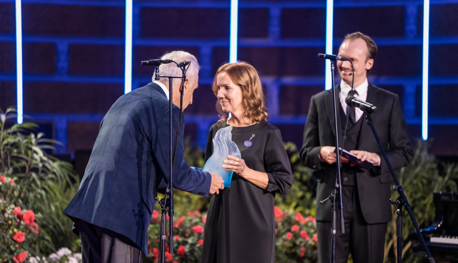 Ikšķiles vidusskolas skolotāja saņem balvu "Gada skolotājs 2024". 