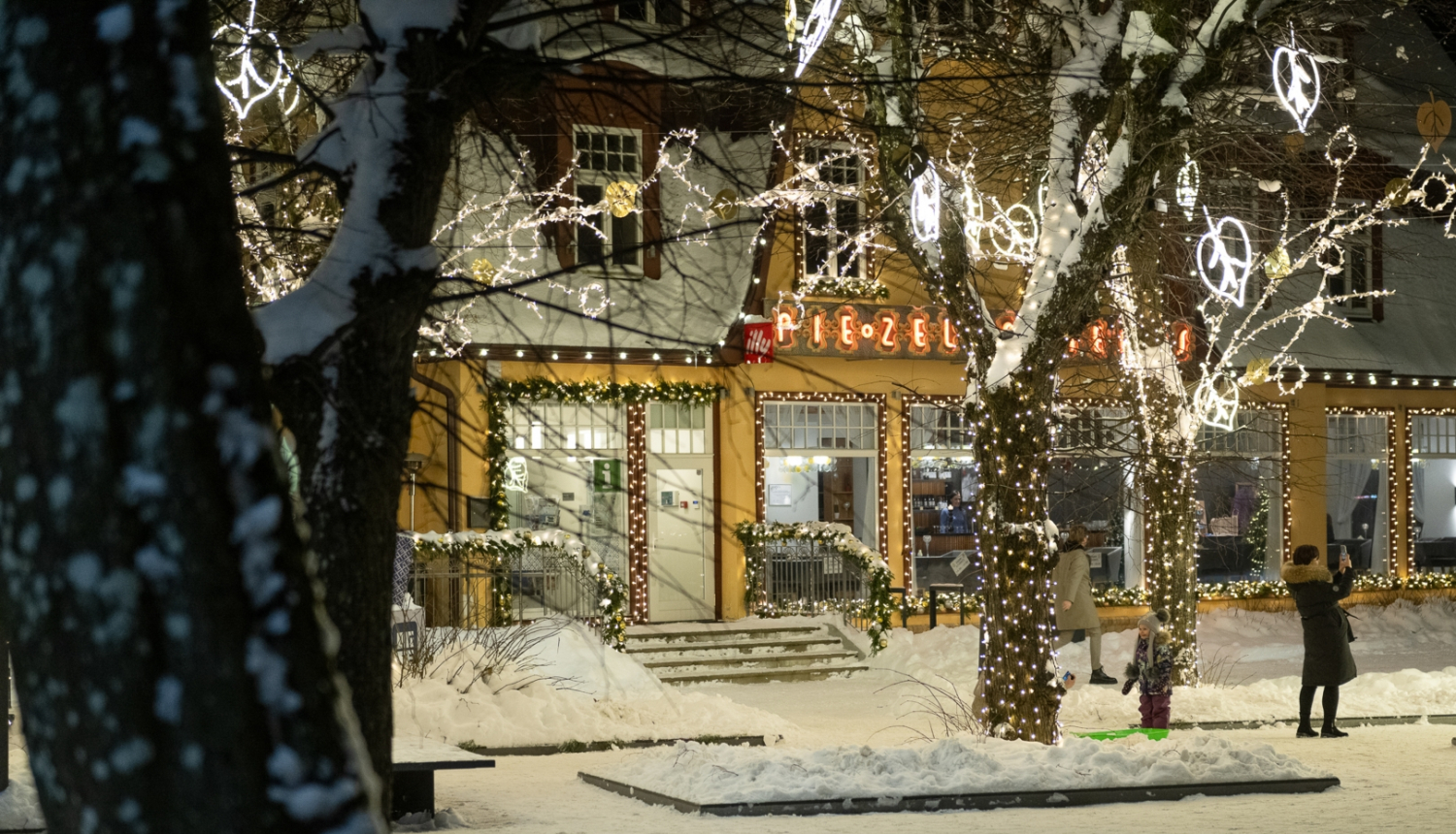 Ēka Brīvības iela 18, Ogre, kafejnīca "Pie zelta liepas" izrotāta Ziemassvētku noskaņās 12.2023.