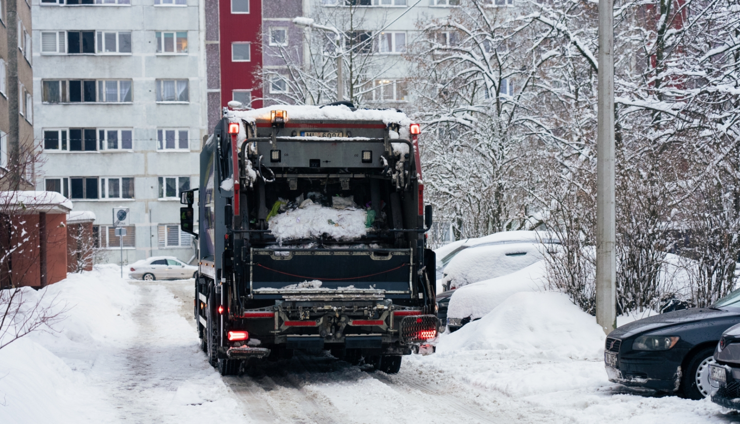 Atkritumu mašīna ziemā