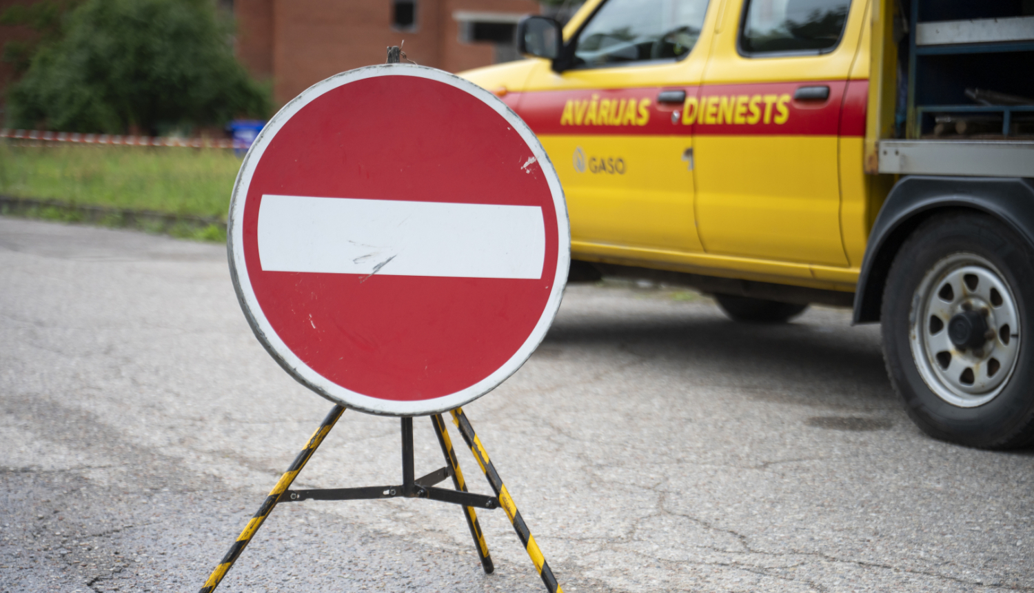 Gāzes piegādes uzņēmums Gaso. Avārijas dienesta auto un ceļa zīme "iebraukt aizliegts"