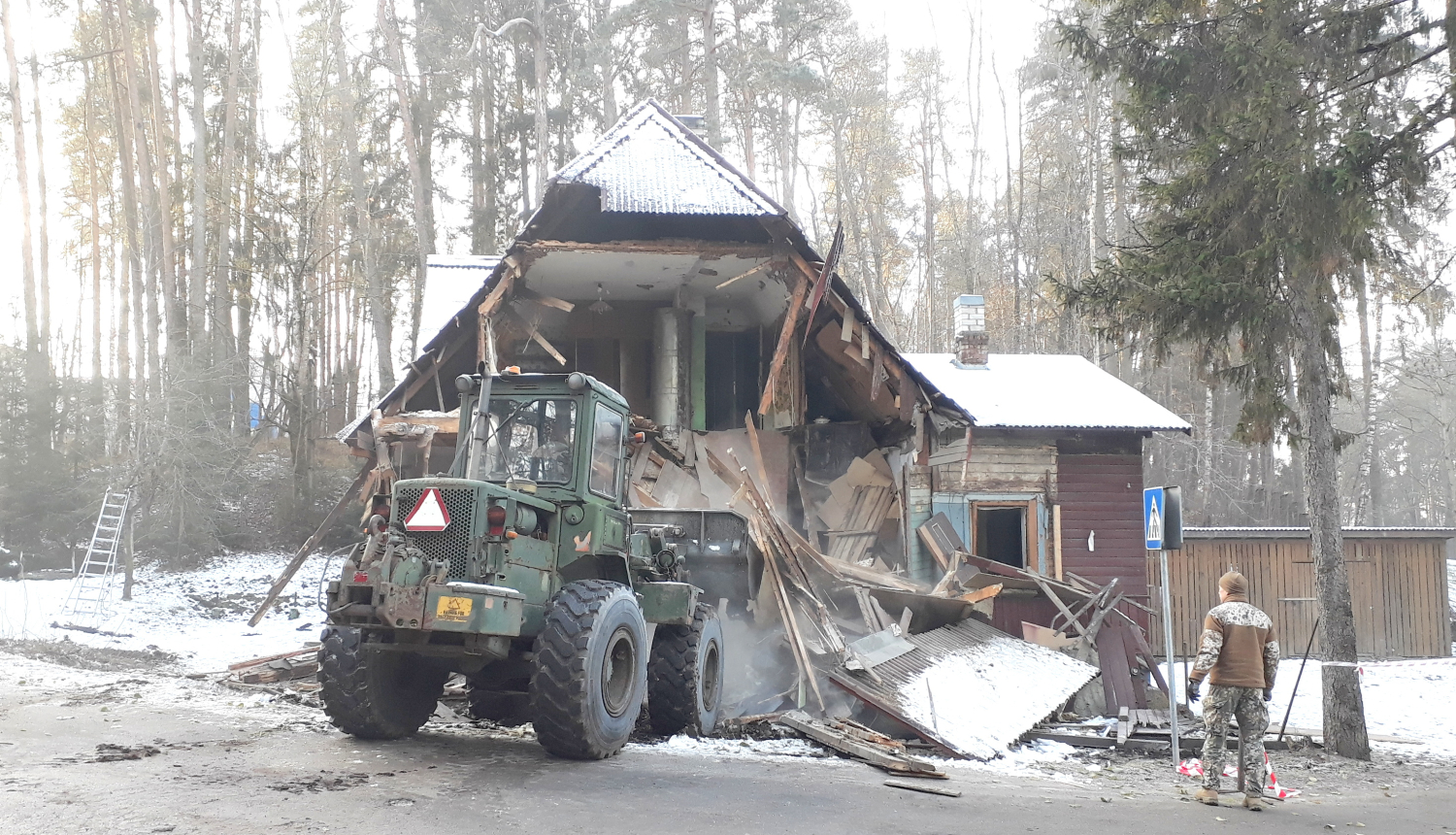 Uzsākta ēkas nojaukšana Zinību ielā 8, Ogrē