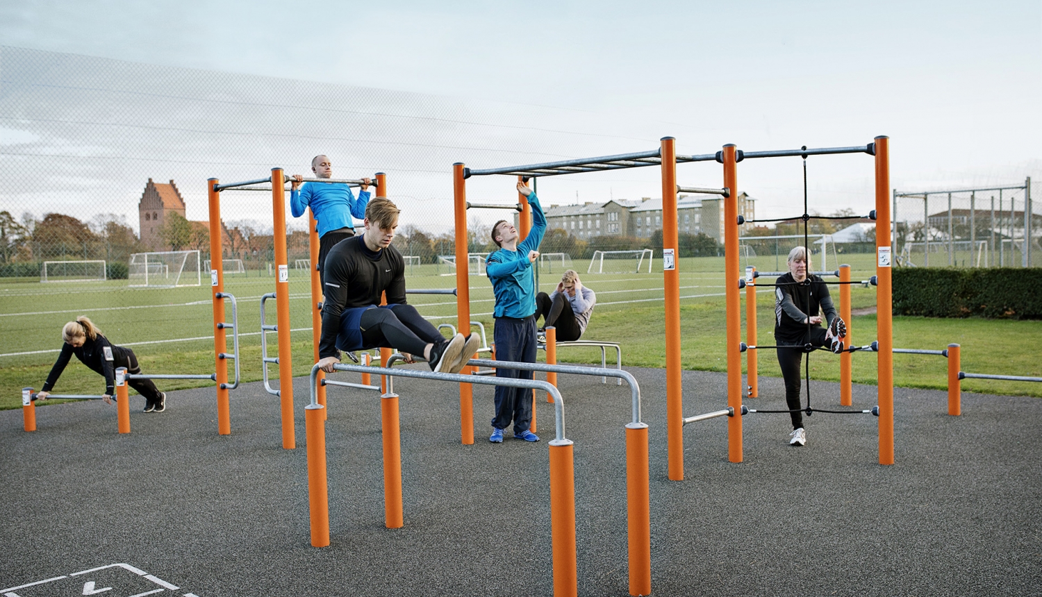 Sporta centra stadionā būvē jaunu āra trenažieru zonu