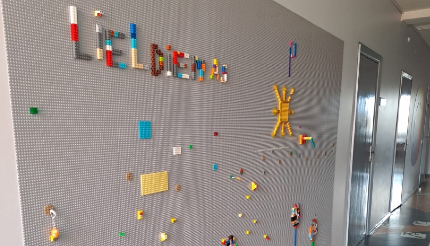 Lego siena Ogresgala pamatskolā
