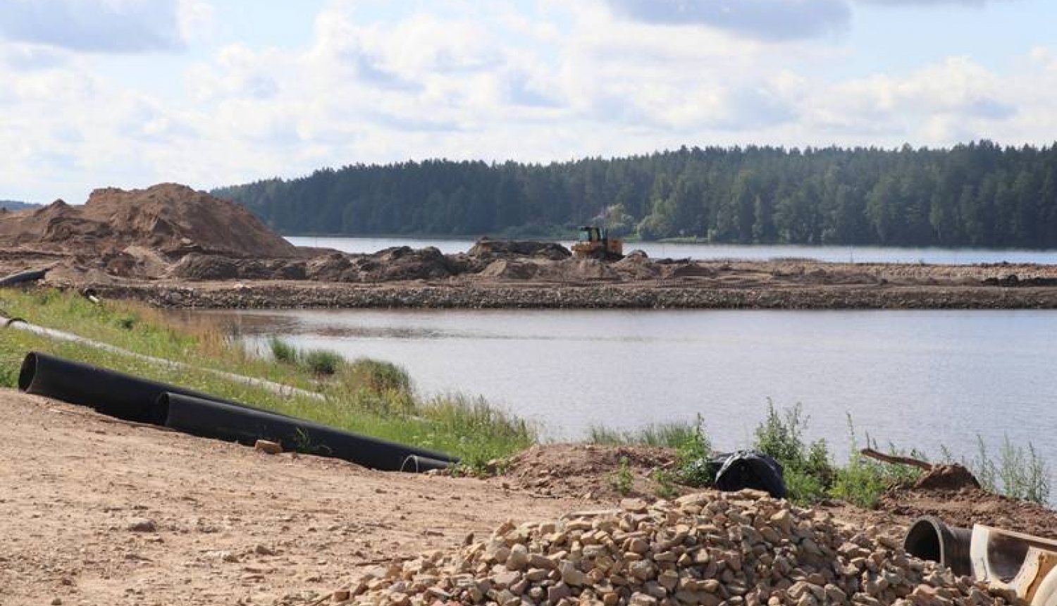 Jaunā aizsargmola (straumvirzes) būvniecības darbi notiek nepārtraukti