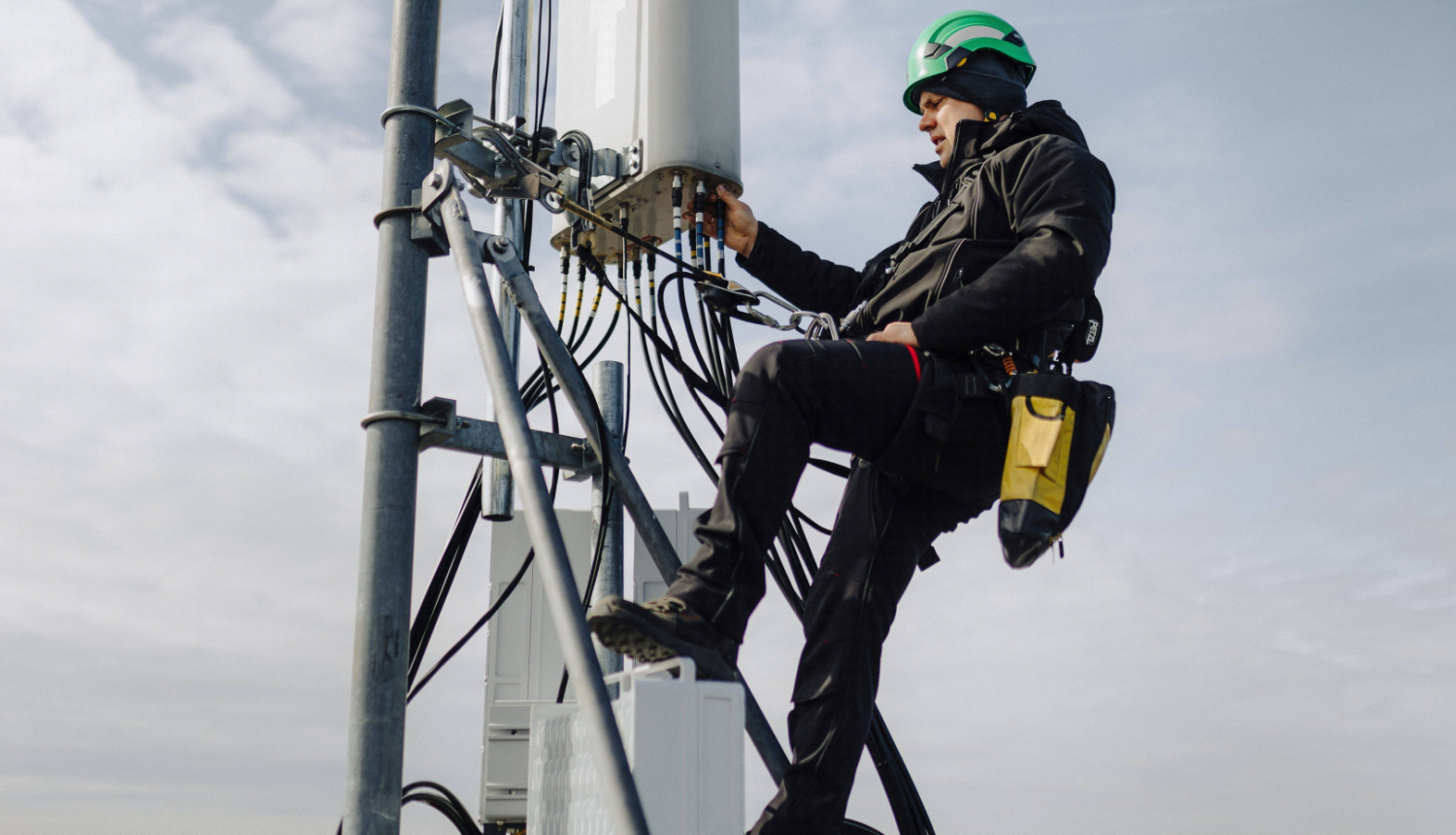 Bite Latvija publicitātes foto. Darbinieks telekomunikāciju tornī lielā augstumā