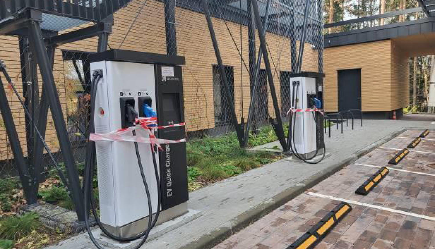 Nomas tiesību izsole elektrouzlādes staciju (divu iekārtu) un zemes vienības Brīvības ielā 35, Ogrē, Ogres novadā daļas nomai