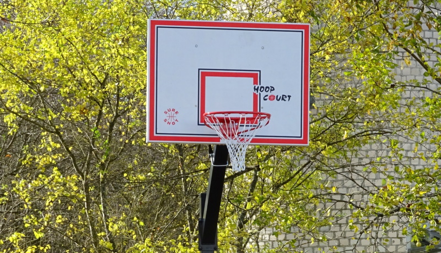 Meņģelē daļēji atjaunots āra basketbola laukums