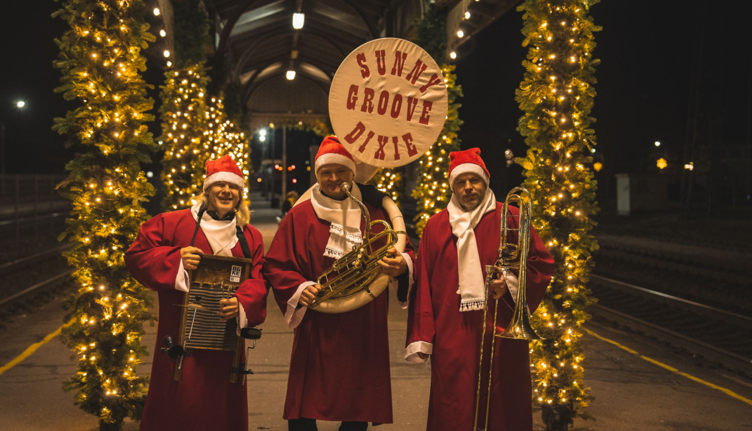 Grupa, kas priecēs braucienu muzikālajā vilcienā, aicinot uz Ziemassvētku noskaņas baudīšanu Ogrē