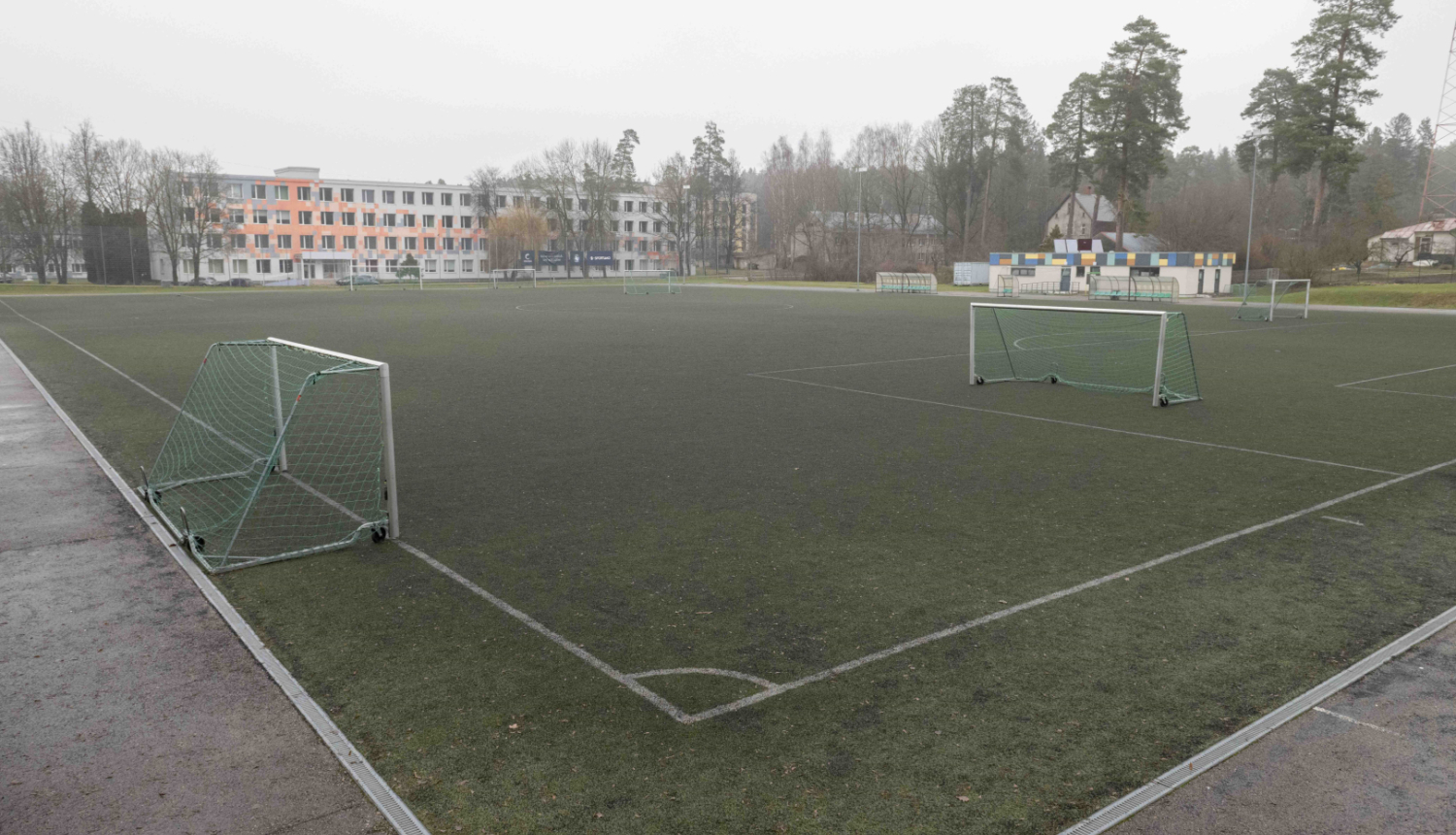 Futbola laukums ar vārtiem lietainā dienā