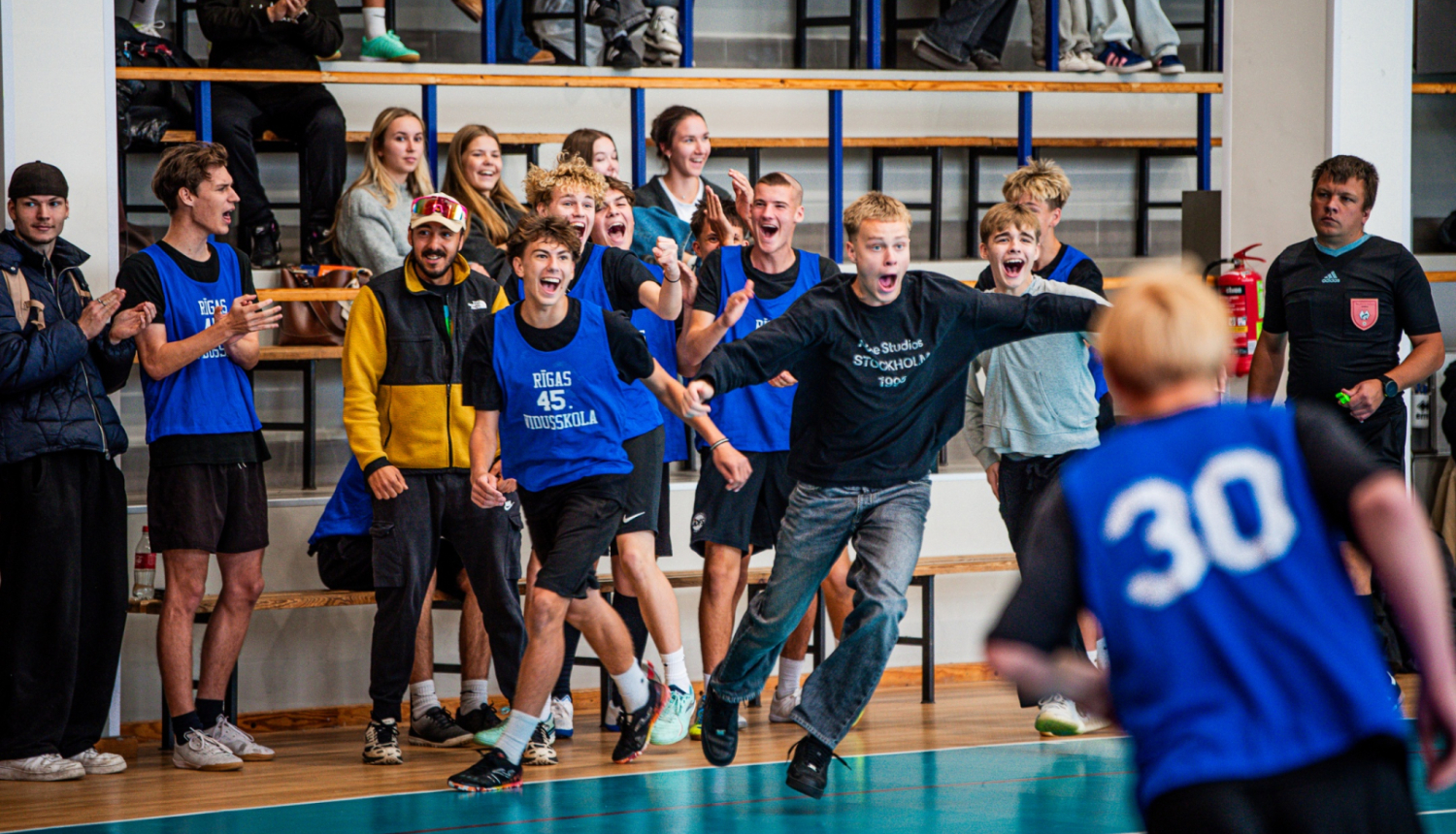 Fotogrāfija no Gheto games kā ilustrācija rakstam. Attēlā priecīgi skolēni sporta apģērbā