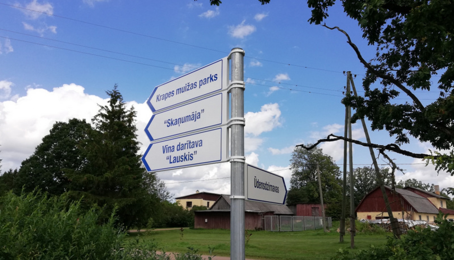 Krapes pagastā izvietotas norāžu zīmes uz publiski pieejamiem objektiem