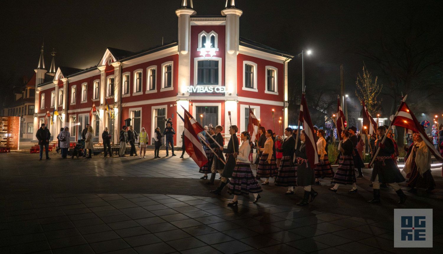 Lāpu gājiena fragments no Neatkarības laukuma Ogrē. Fonā ekspozīcijas Brīvības ceļš ēka