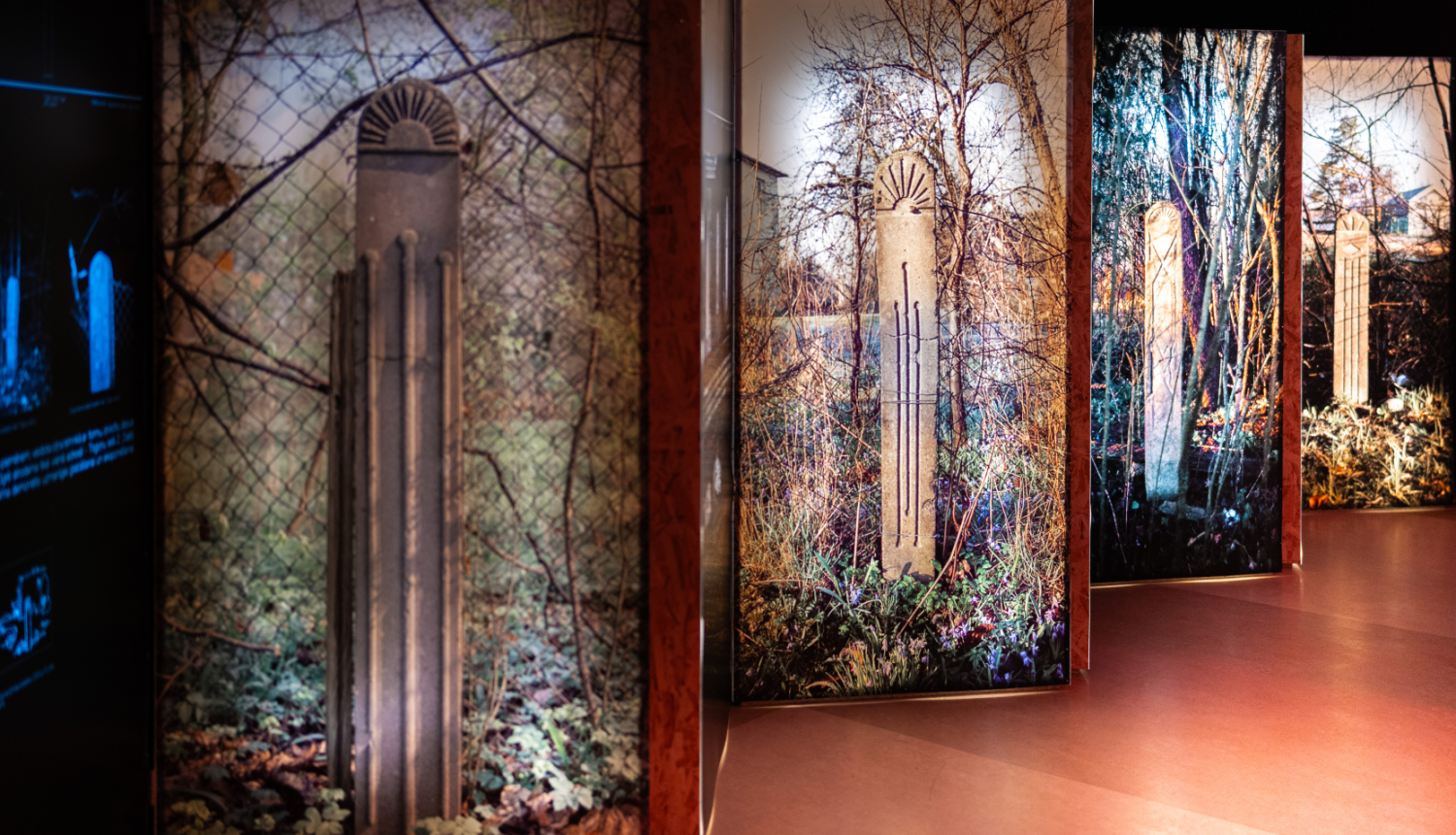 Fragments no izstādes "Rītausma" Ogres vēstures un mākslas muzejā. Ielu stabiņš