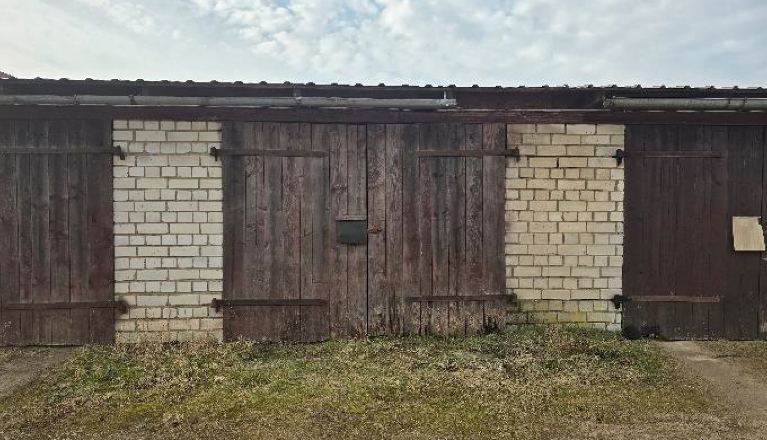 Garāžu rindas daļa ar garāžas vārtiem