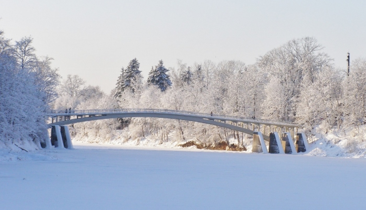 Lokveida gājēju tilts pār Ogres upi mirdzēs Igaunijas karoga krāsās