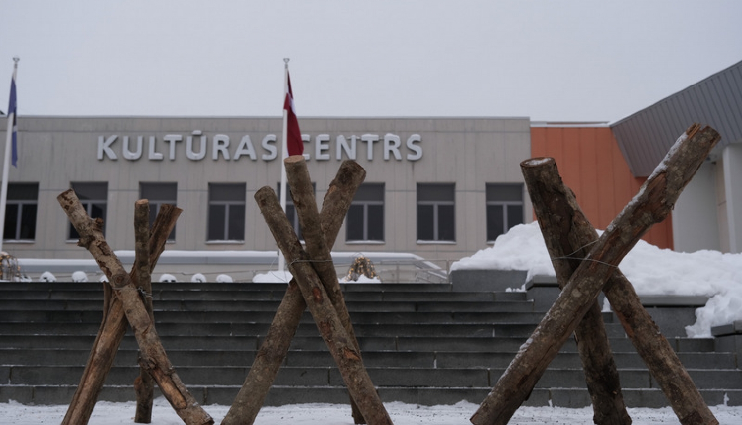 Pie Ogres novada Kultūras centra barikāžu 30 gadiem veltīta instalācija