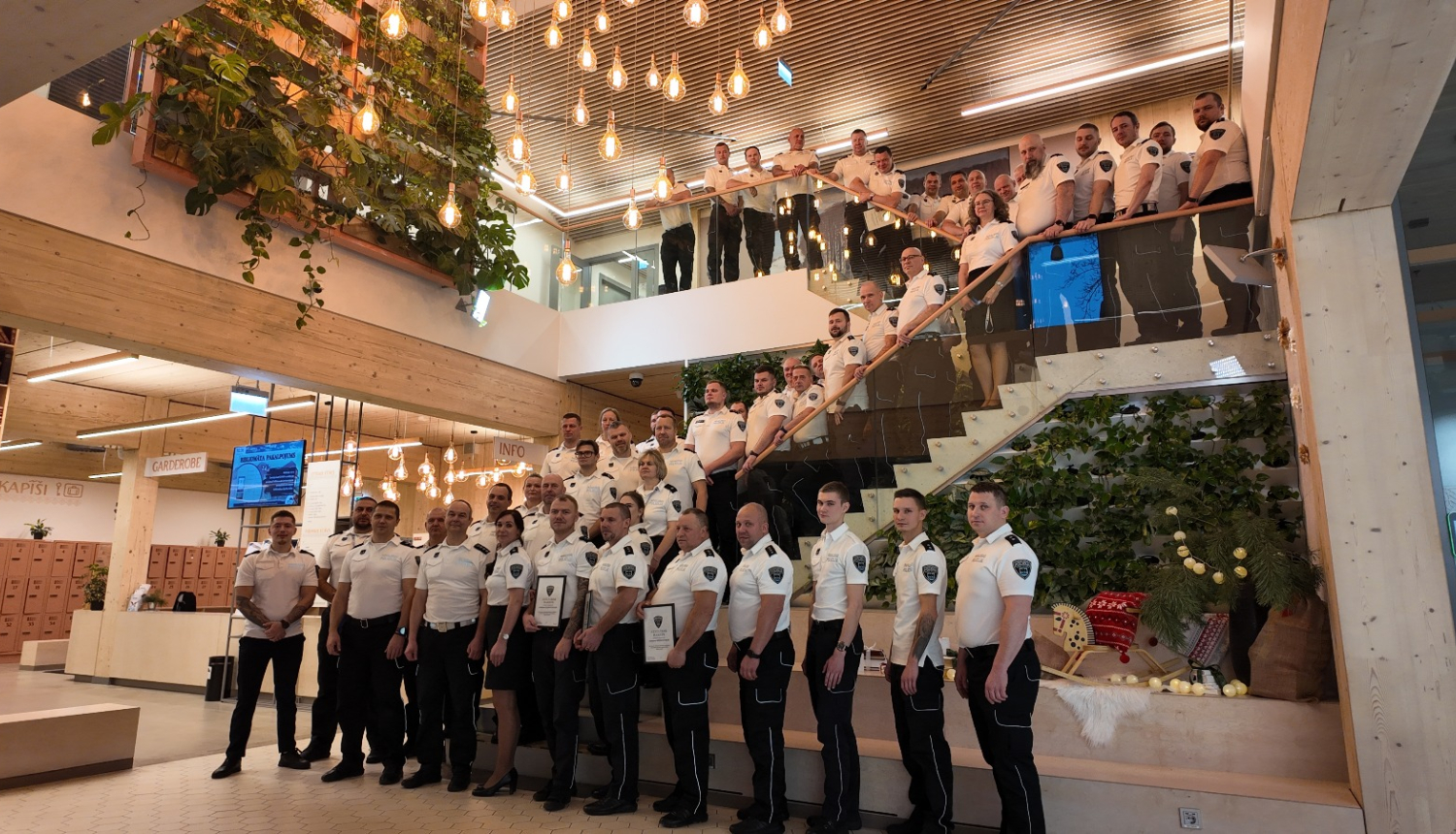 Pašvaldības policijas kolektīvs uz Ogres Centrālās bibliotēkas kāpnēm Policijas darbinieku dienā 5. decembrī