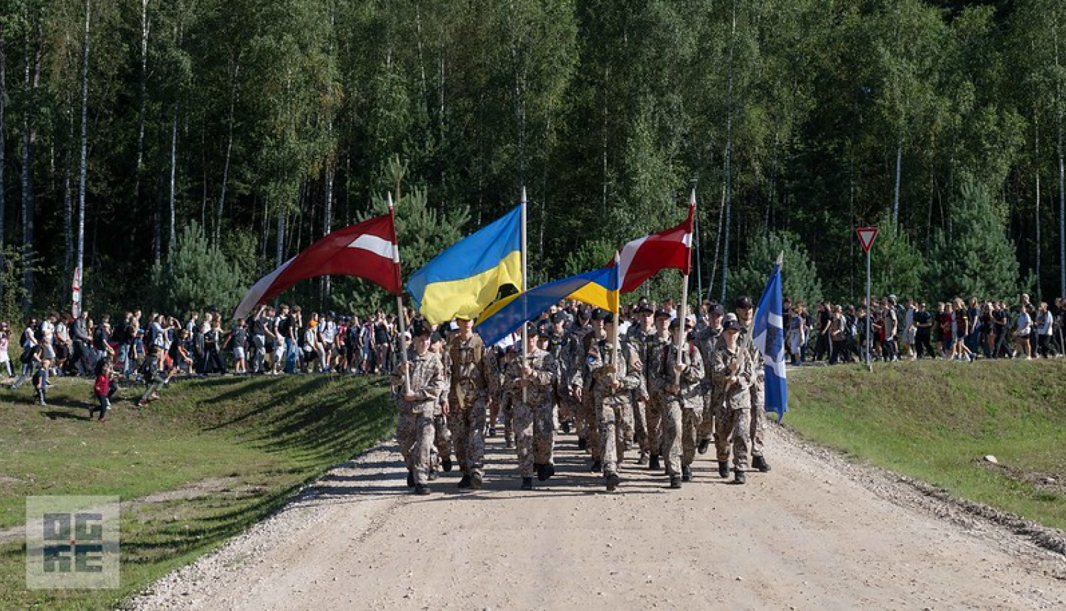 Militāri patriotiskajā pārgājienā piedalās vairāk nekā tūkstotis Ogres novada skolu jauniešu