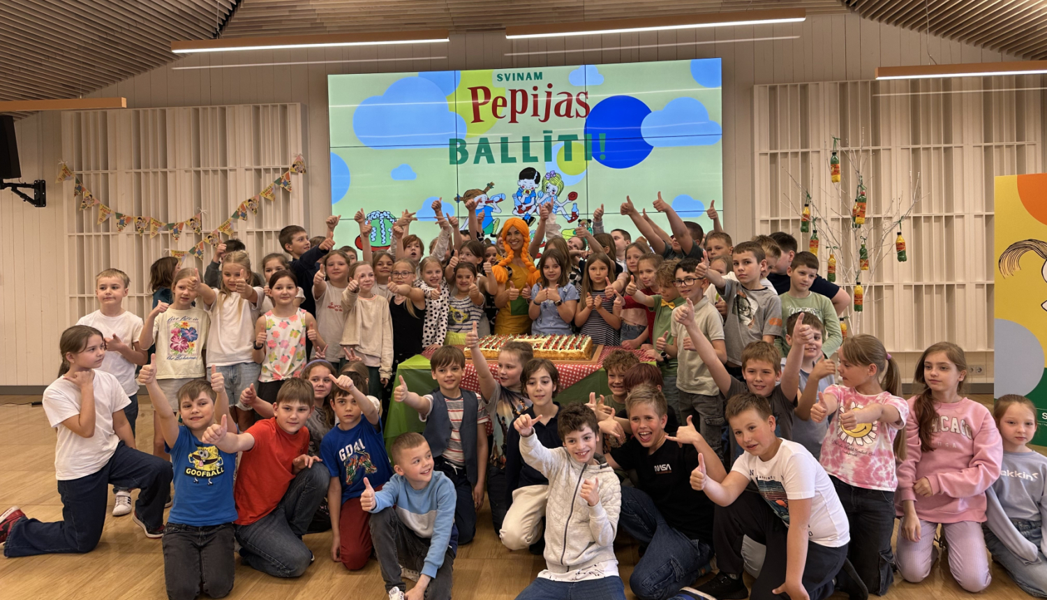 Ogres Centrālajā bibliotēkā krāšņi nosvinēta Pepijas Garzeķes 80 gadu jubileja