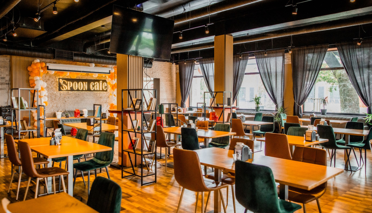 10 % atlaide ēdieniem un bezalkoholiskajiem dzērieniem kafejnīcā Spoon Cafe Ogrē. Attēlā ēdināšanas zāle