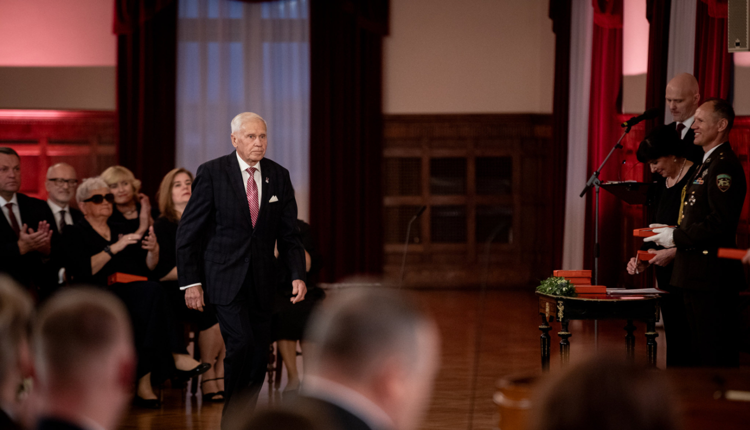 Lepojamies ar Ogres novada iedzīvotājiem – valsts augstāko apbalvojumu saņēmējiem! Pēc apbalvojuma dodas Ivars Kaļķis