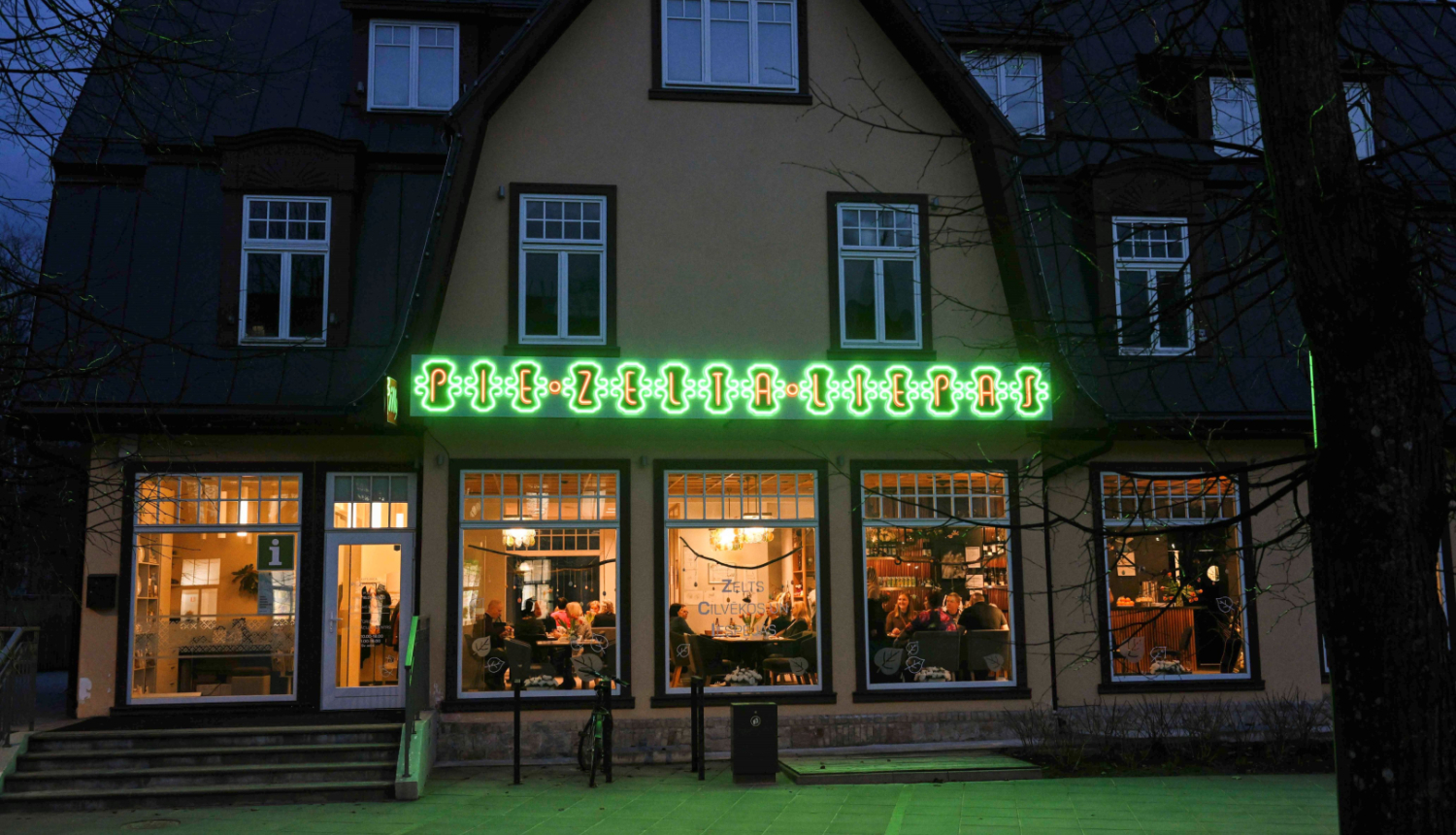 Pie Zelta Liepas - kafejnīca mijkrēslī, degot neona uzrakstam