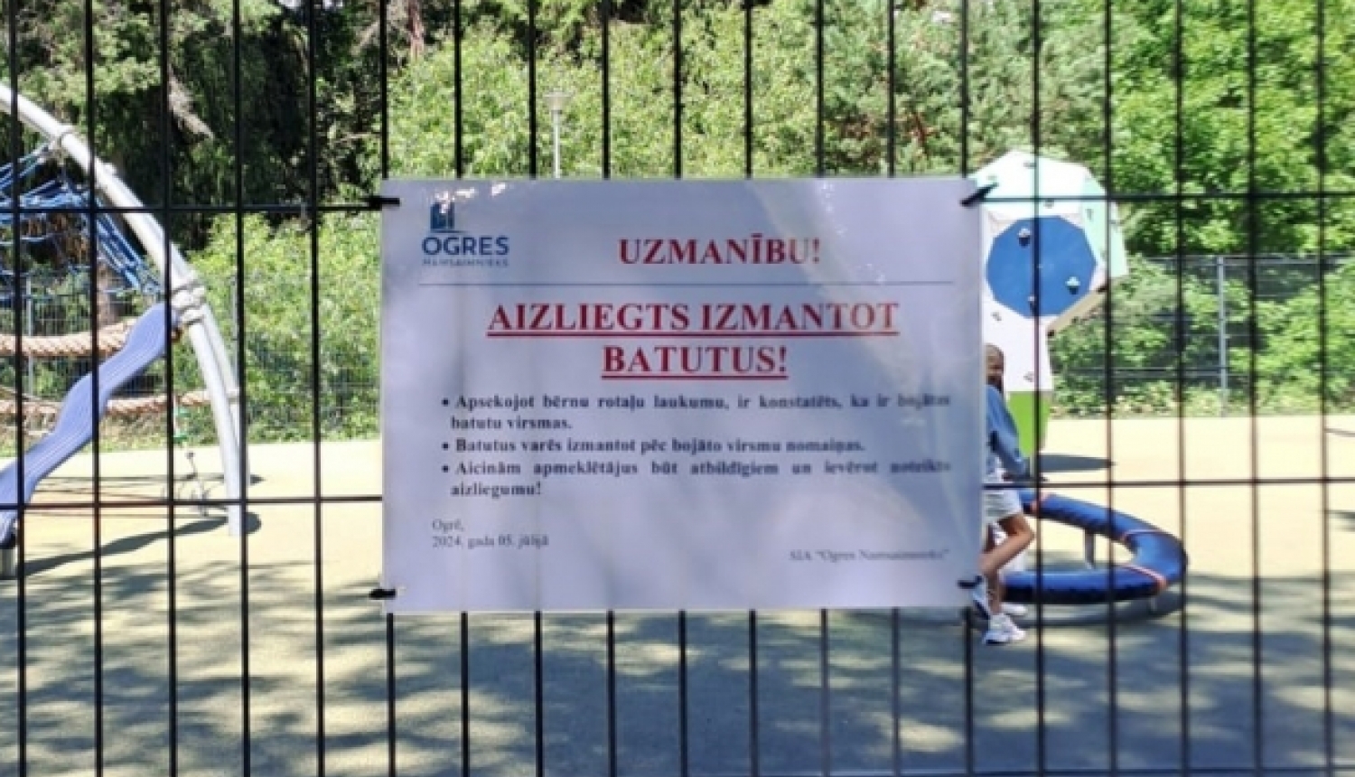Paziņojums par aizliegumu izmantot batutus rotaļlaukumā J. Čakstes ielā Ogrē