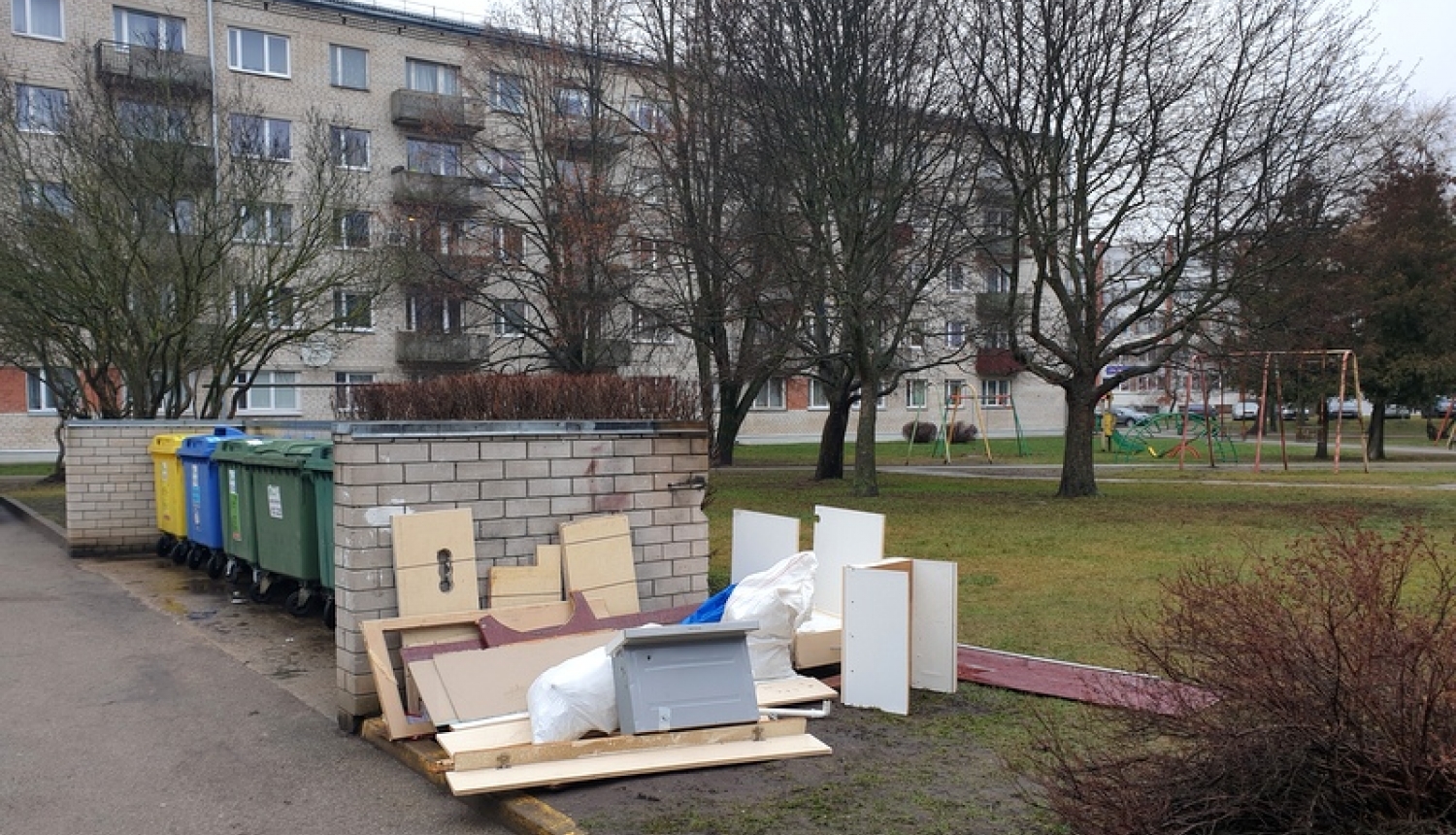 Turpinās haotiska lielgabarīta atkritumu izmešana
