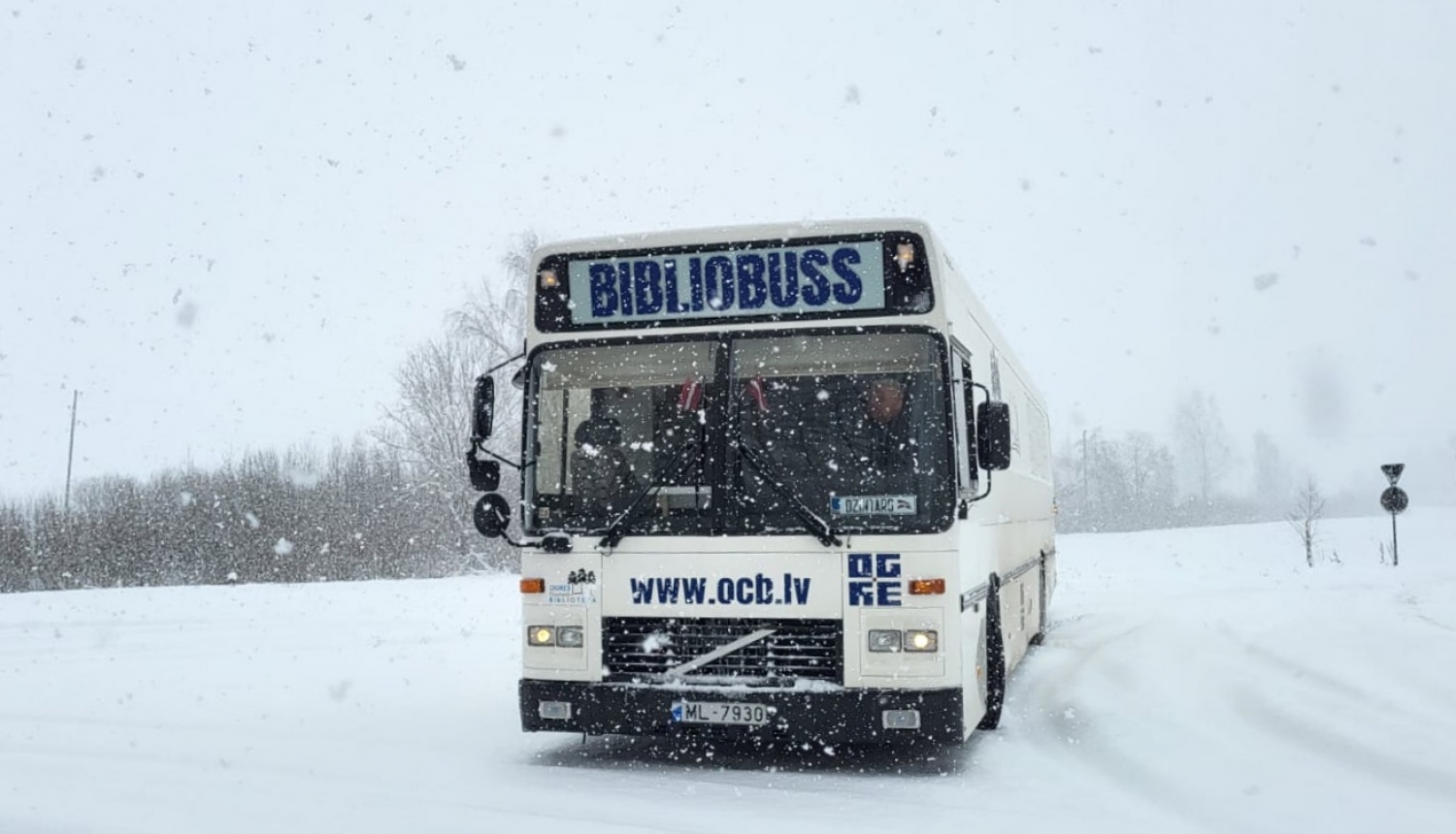 Ogres Centrālās bibliotēkas bibliobuss priekšpuse baltā krāsā, fonā ziema