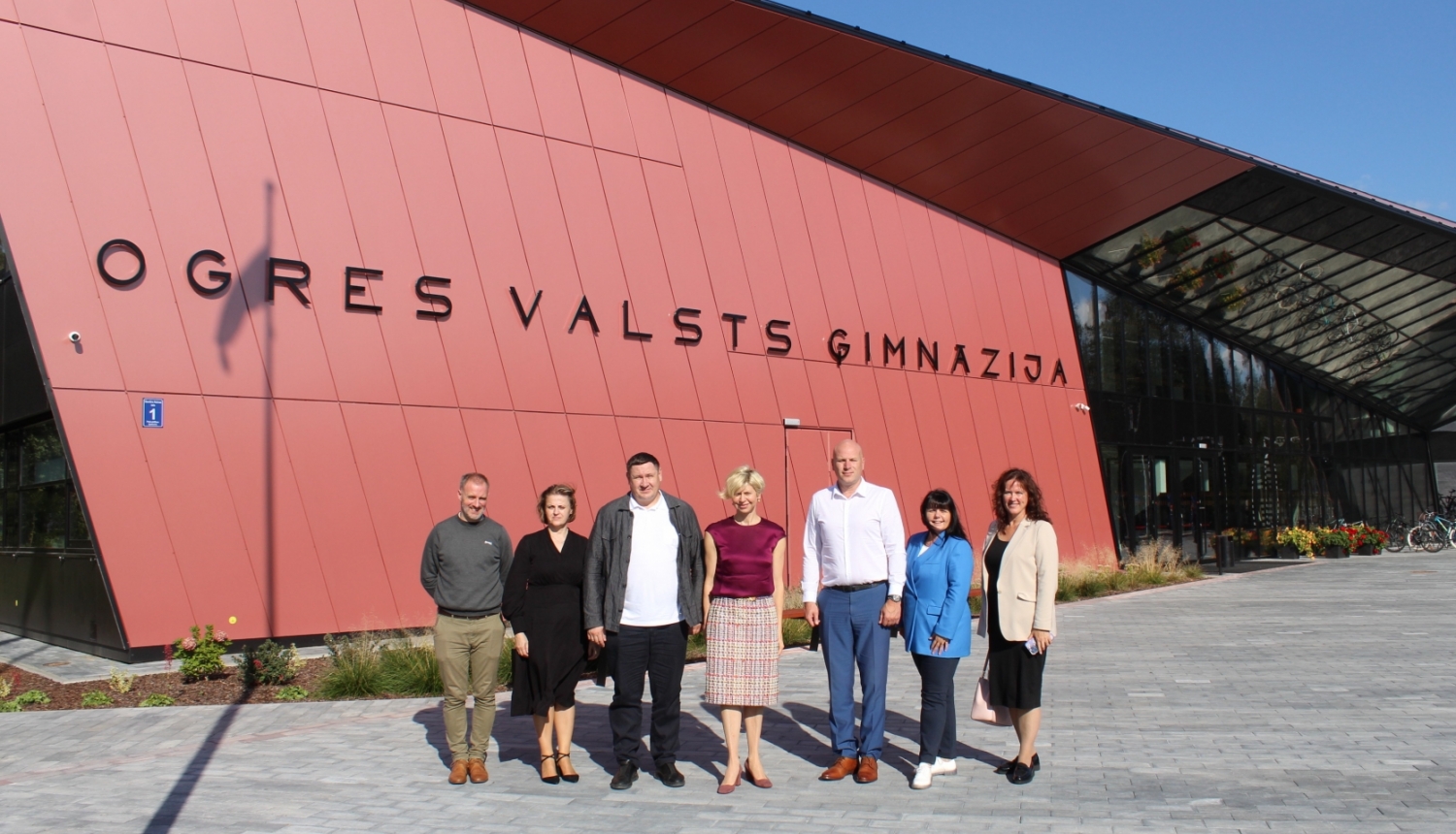 Andas Čakšas vizīte Ogrē foto pie Ogres Valsts ģimnažijas ēkas 22.09.2023.