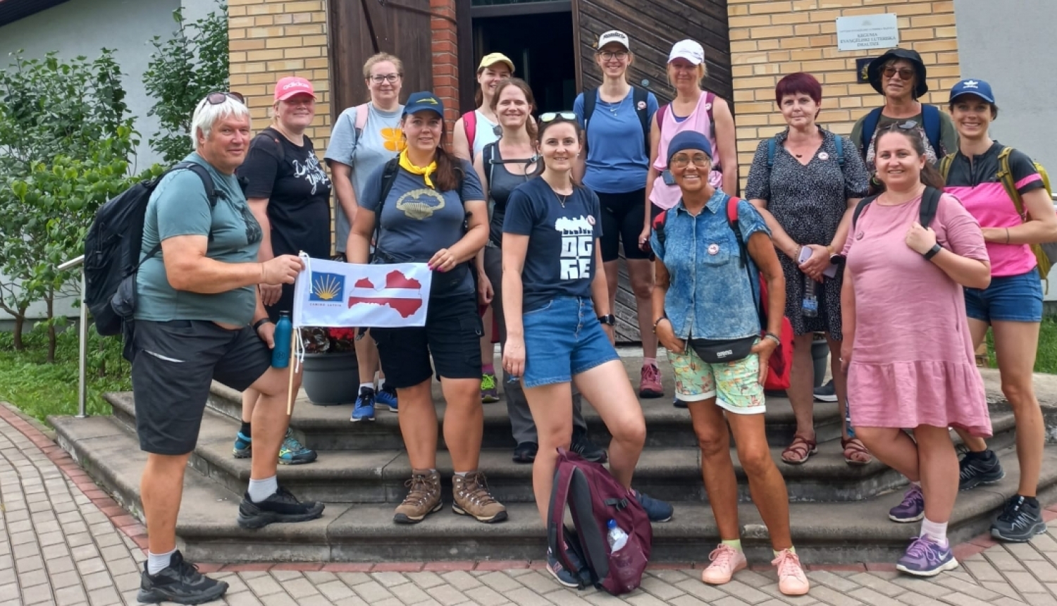 Camino pārgājiena dalībnieki pie Ķeguma luterāņu baznīcas