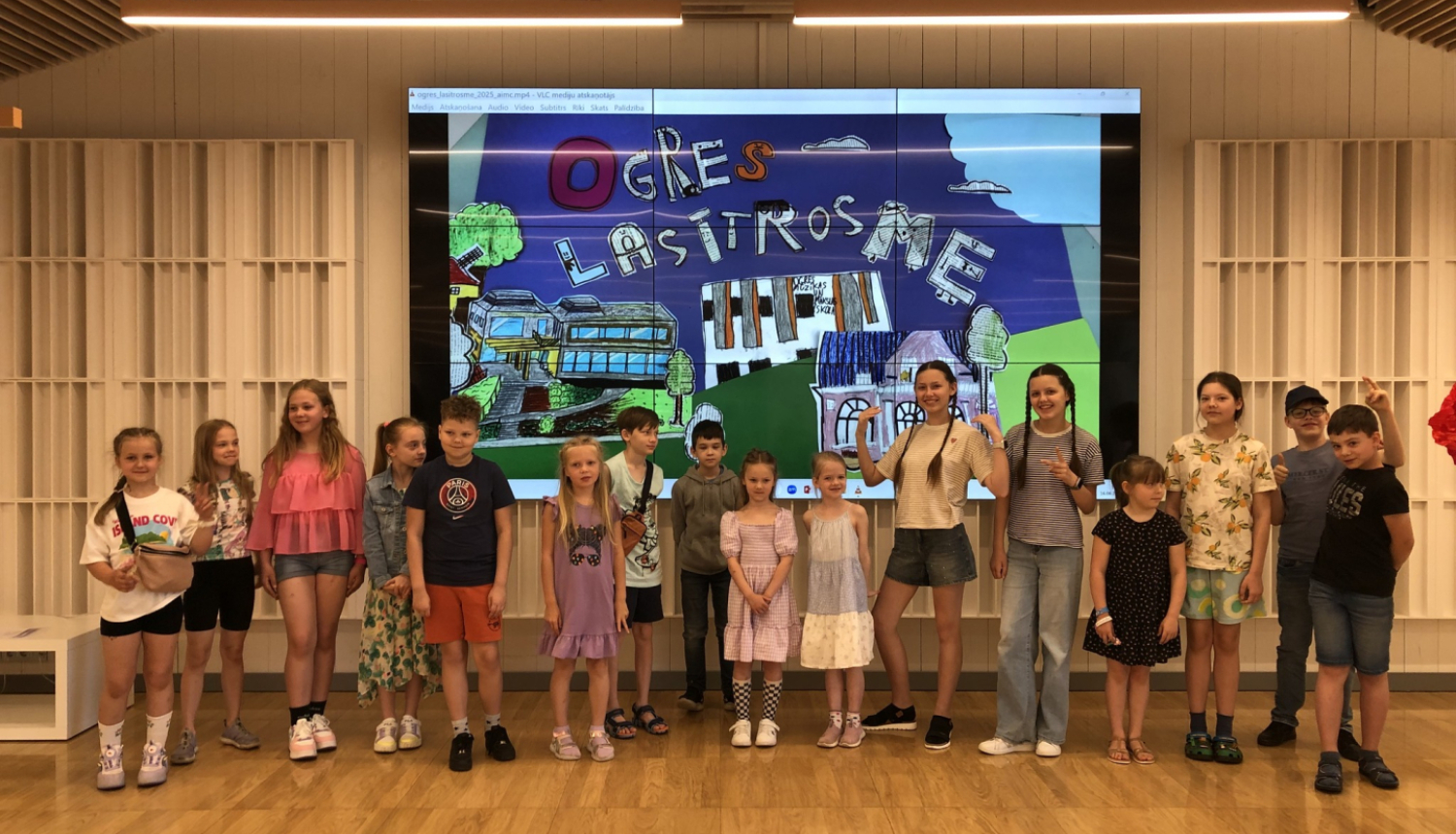 Noslēdzies projekts “Lasītrosme – prieks un drosme :)”. Dalībnieku kopbilde