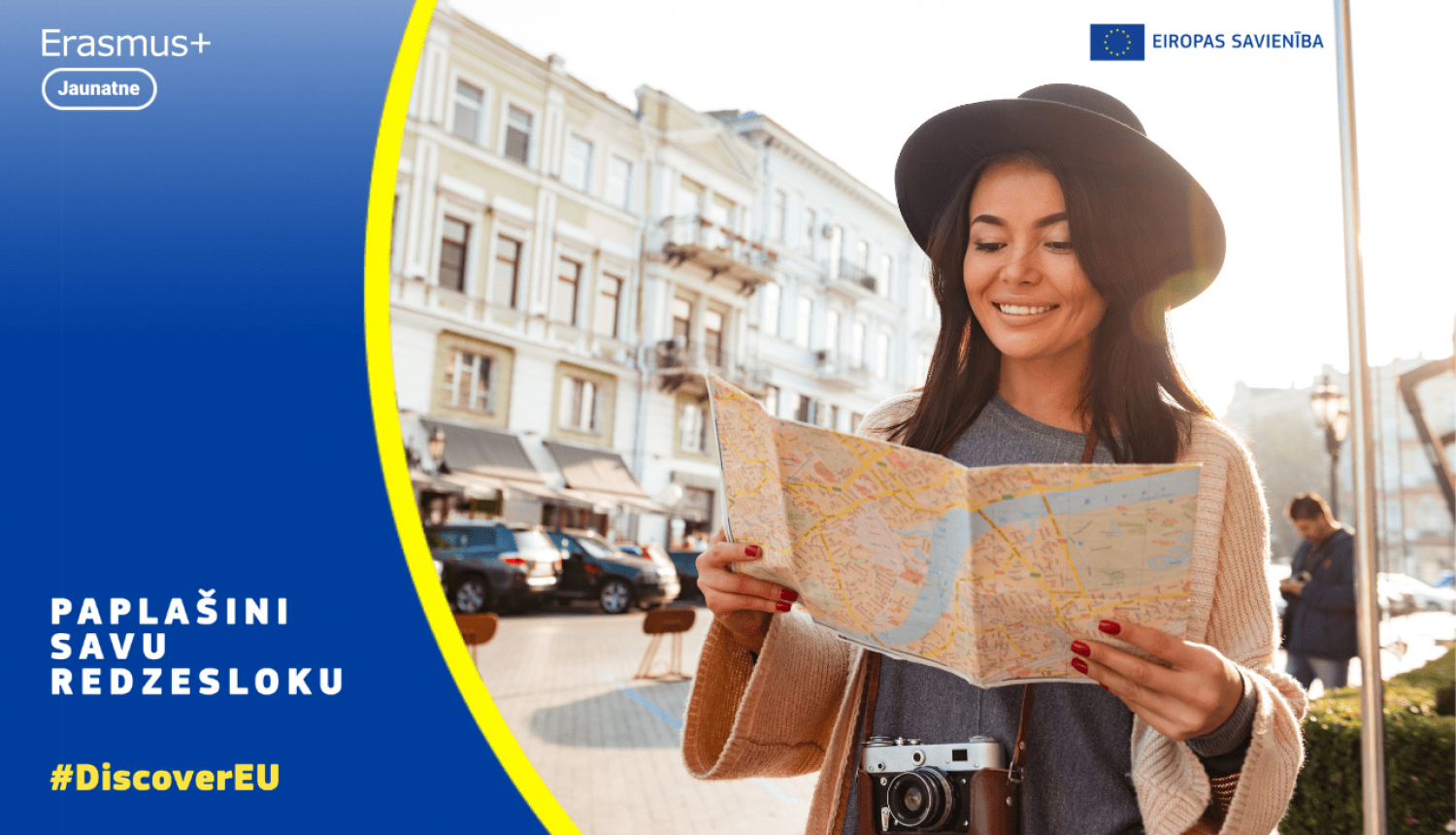 “DiscoverEU” bezmaksas ceļošanas kartes rezultāti, meitene ar cepuri skatās kartē. 01.2024