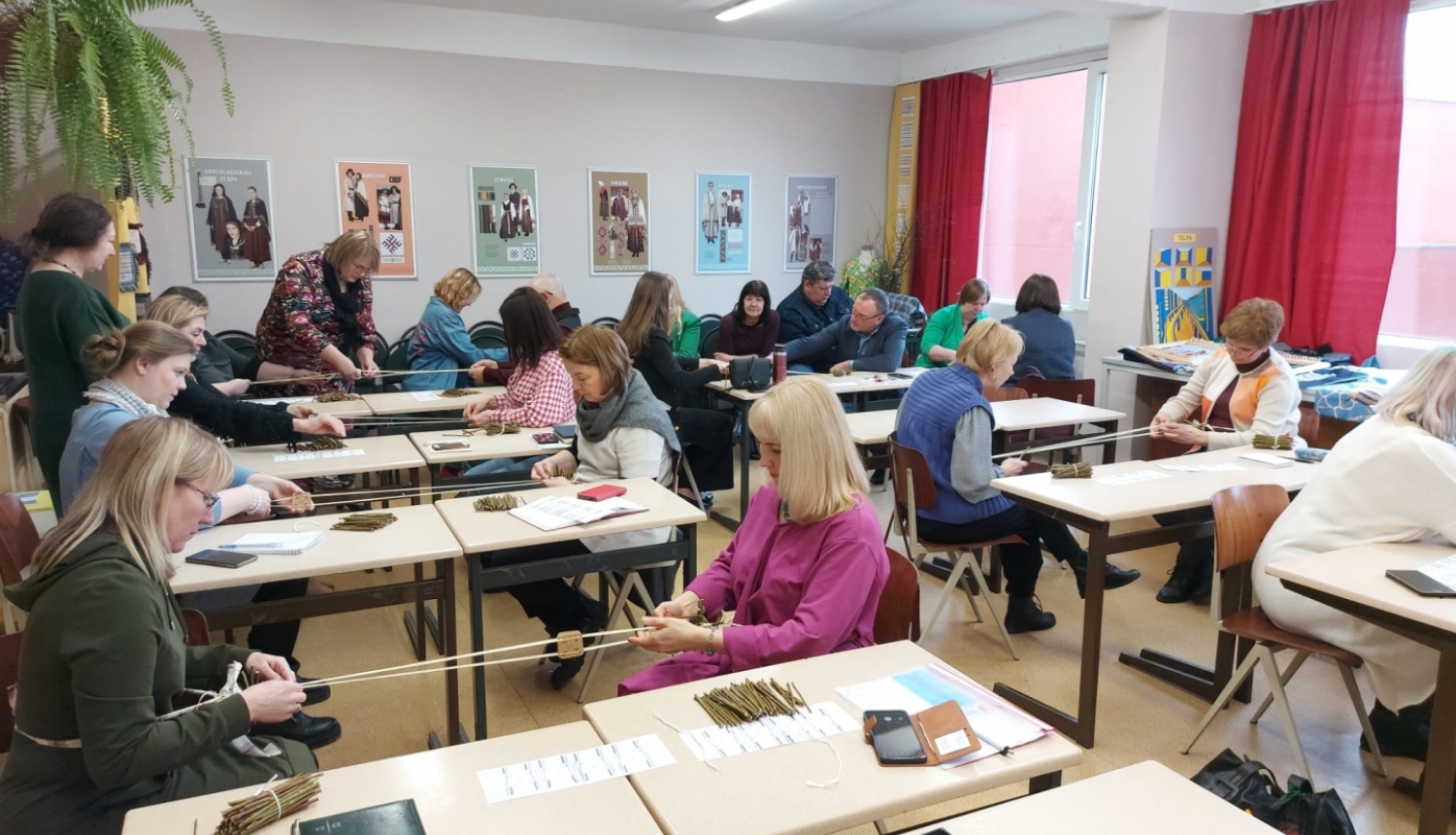 Skolotāji līdzdarbojas atklātajā dizaina un tehnoloģiju stundā Suntažu vidusskolā 