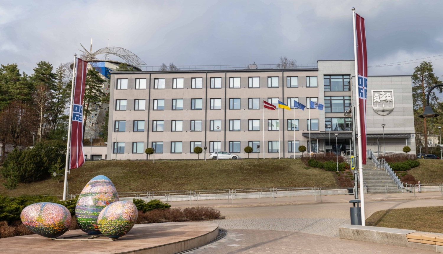 Domes ēka ar Lieldienu rotājumiem priekšplānā