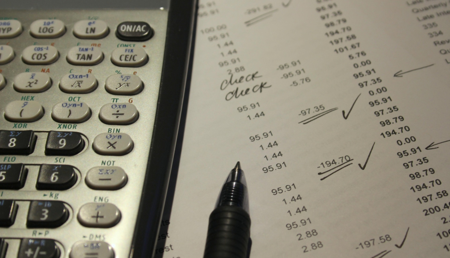 E-rēķinu iesniegšana. Attēlā kalkulators un rēķinu saraksts