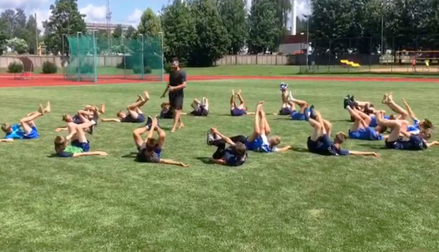 Jaunie futbolisti uzlabo fizisko sagatavotību