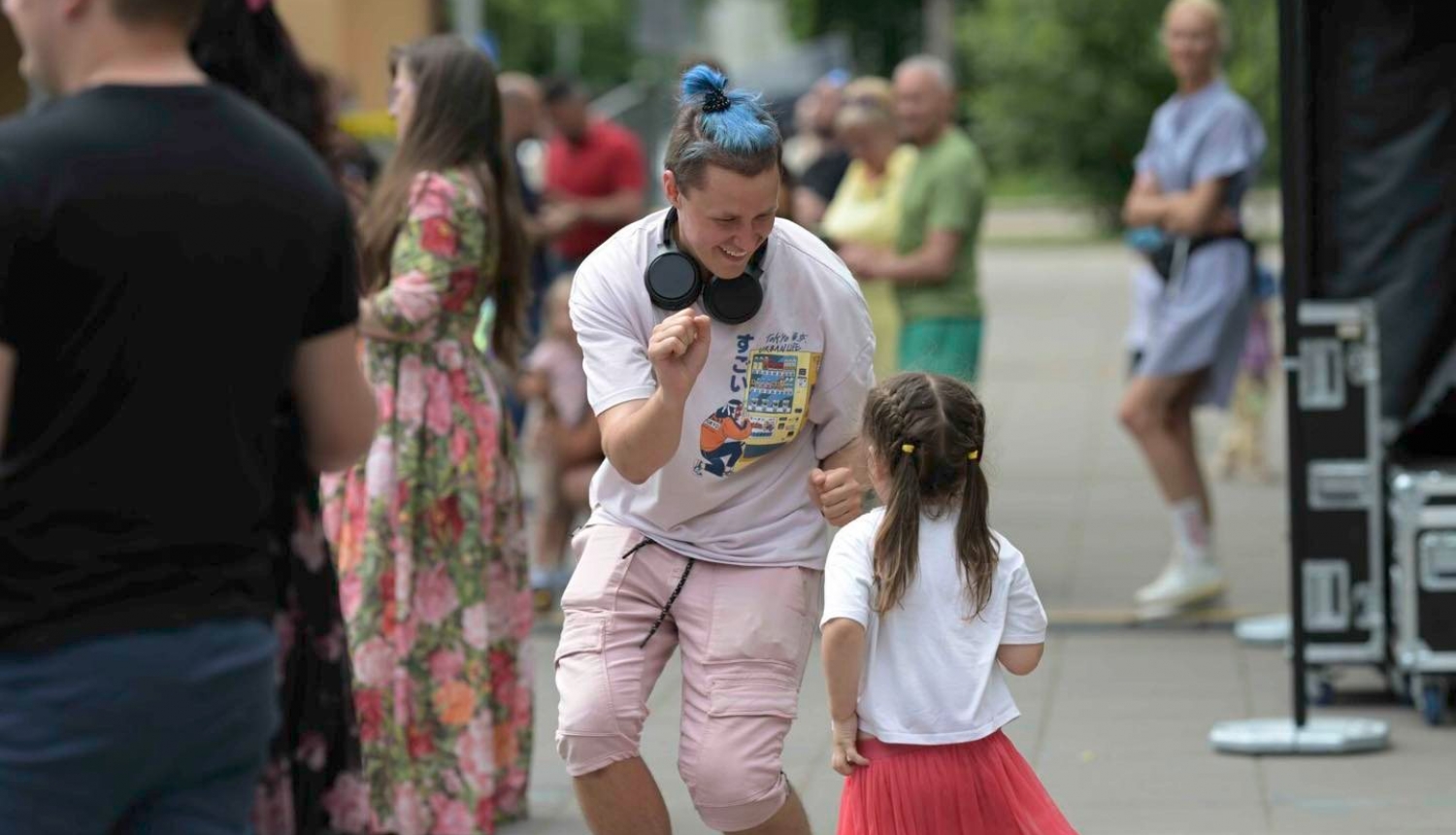 Pieaugušais un bērns sarokojas Ģimenes diena Ogrē 2024