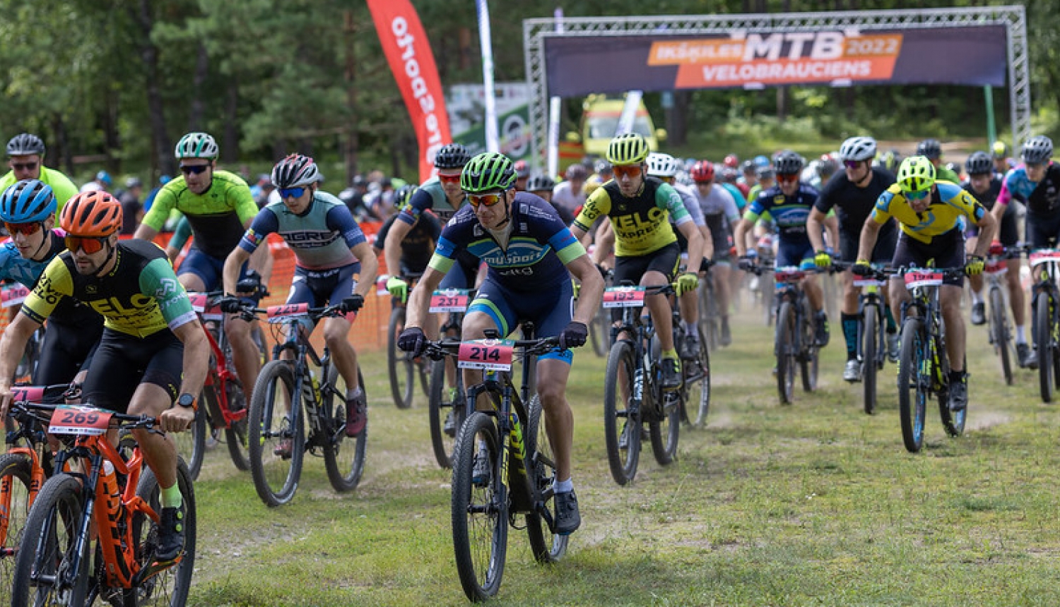 Velobrauciena dalībnieki startē