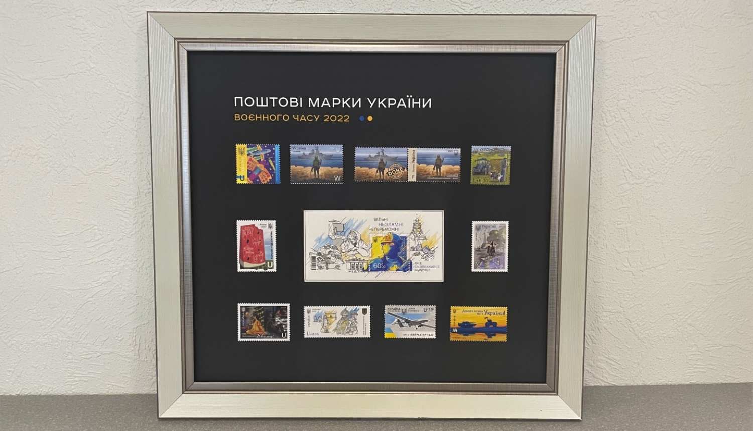 Čerņihivas pilsēta Ukrainā dāvina Ogres novada pašvaldībai pastmarku izlasi “Kara stunda 2022”