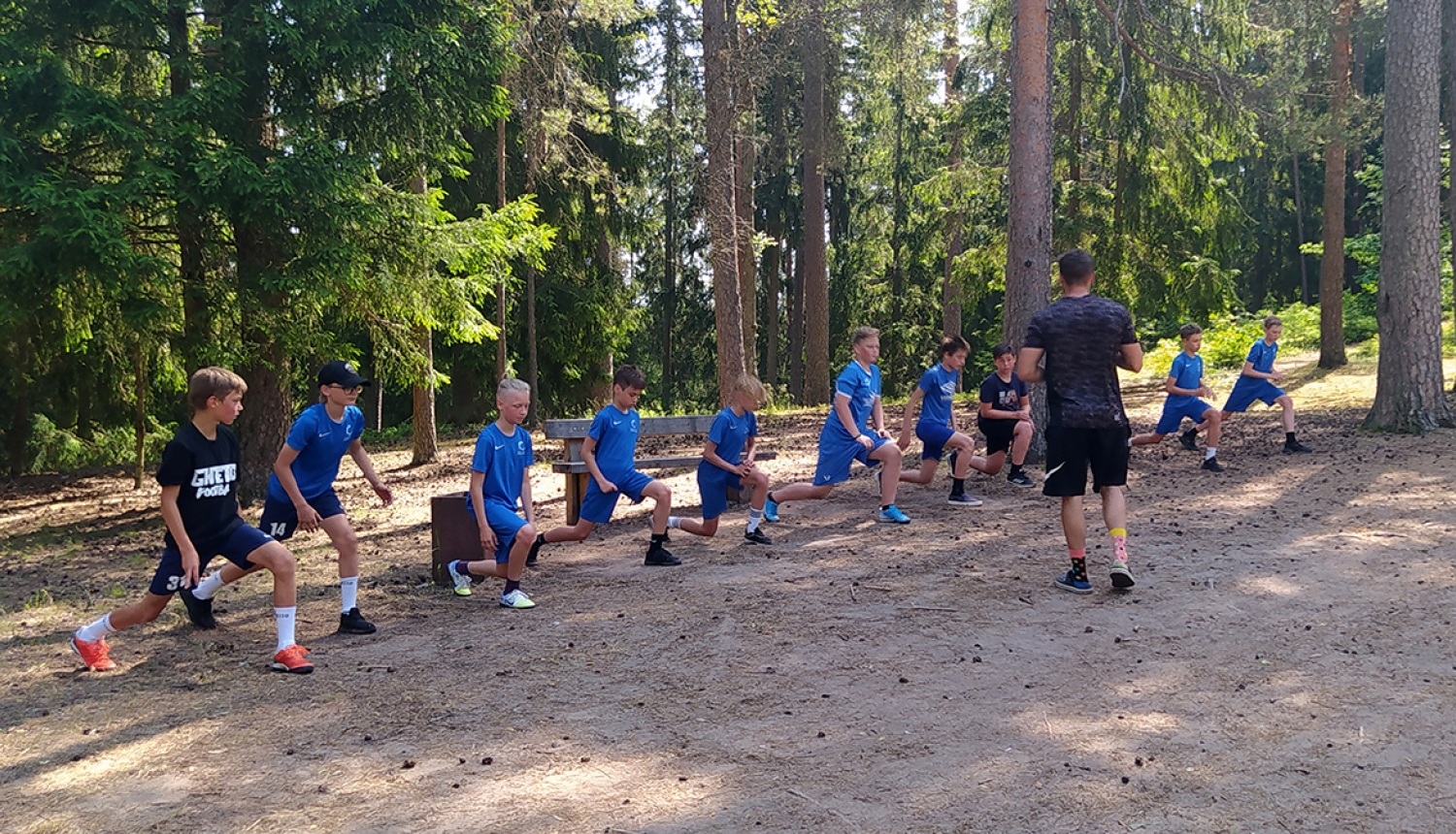 Sporta treniņi mežā