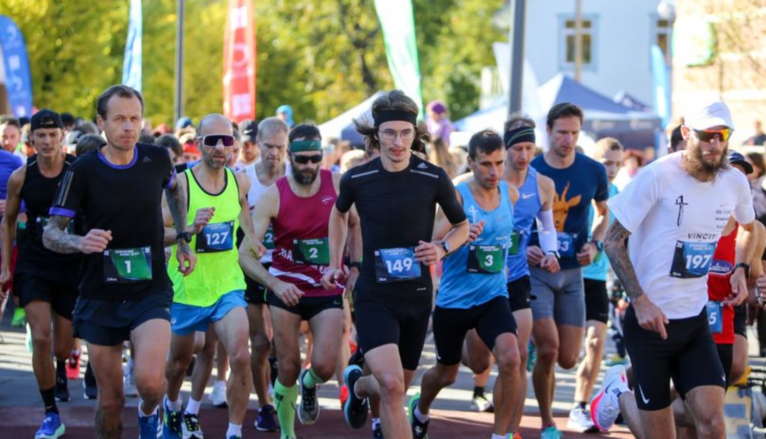 Daudzi cilvēki sporta tērpos skrien par Ogres pilsētu