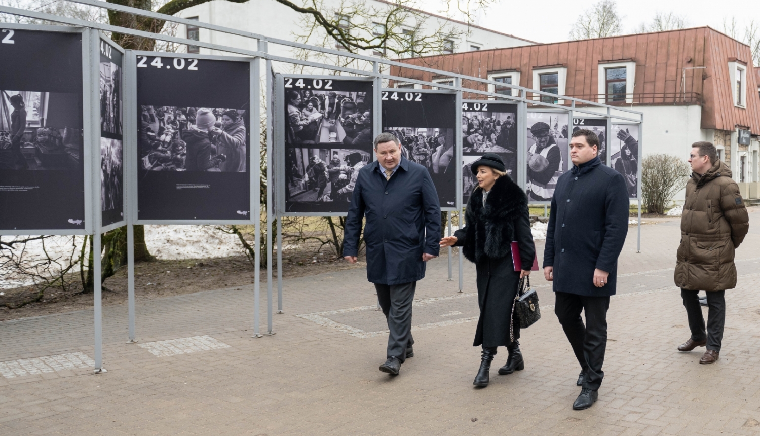 Egils Helmanis, Monika Mihališina un Edvards Ratnieks iepazīstas ar izstādi "24.02"