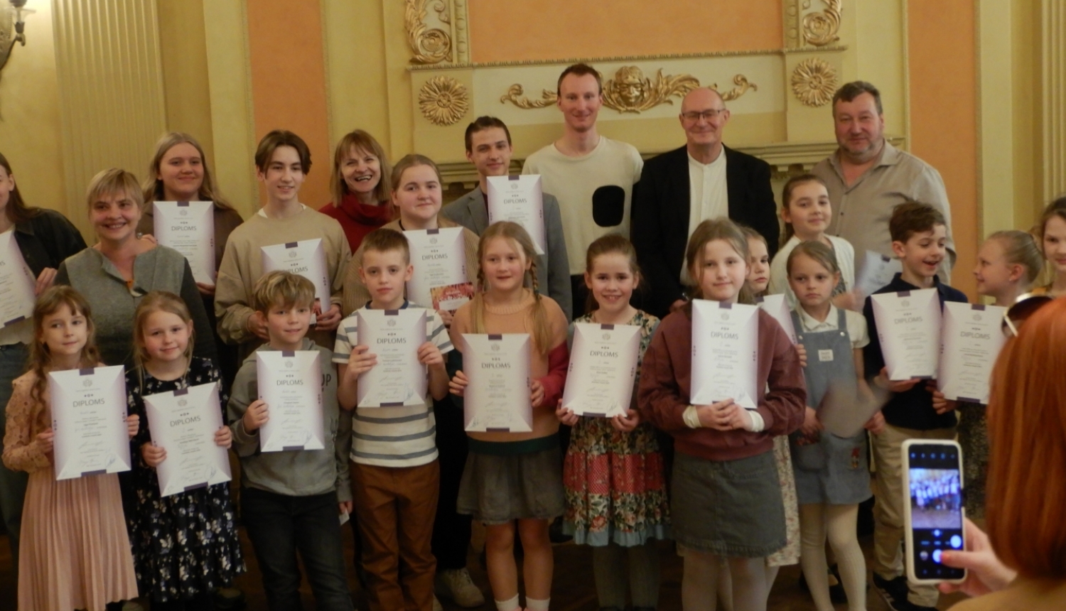 Bērni ar diplomiem stāstnieku konkursā Anekdošu virpulis 2024