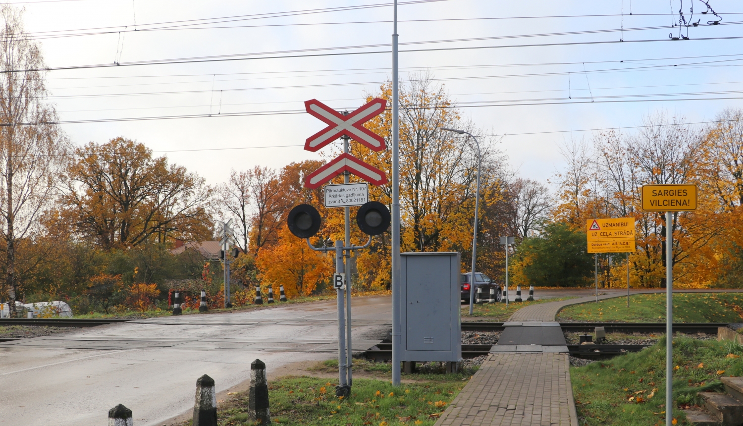 Turpinās remontdarbi uz dzelzceļa pārbrauktuves