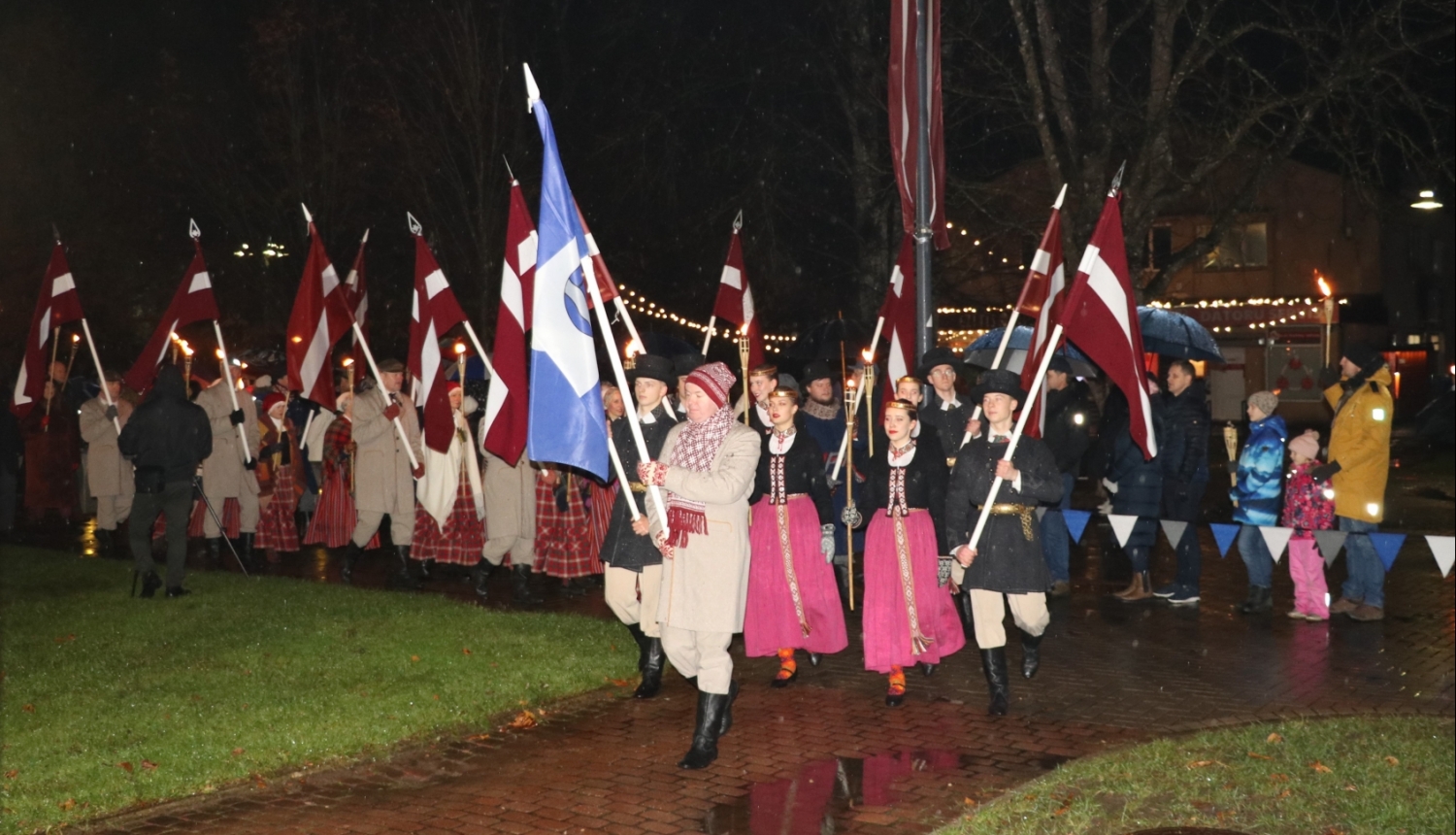 Gājiena dalībnieki ierodas pie monumentālā Latvijas karoga