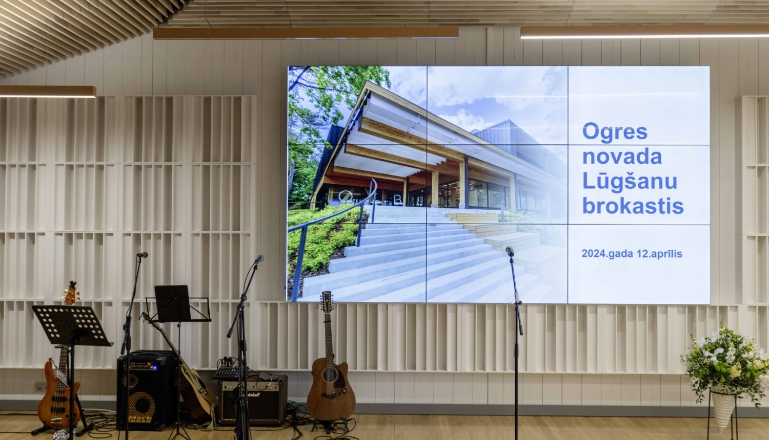 Ogres Centrālās bibliotēkas konferenču zāle ar Lūgšanu brokastu prezentāciju uz ekrāna