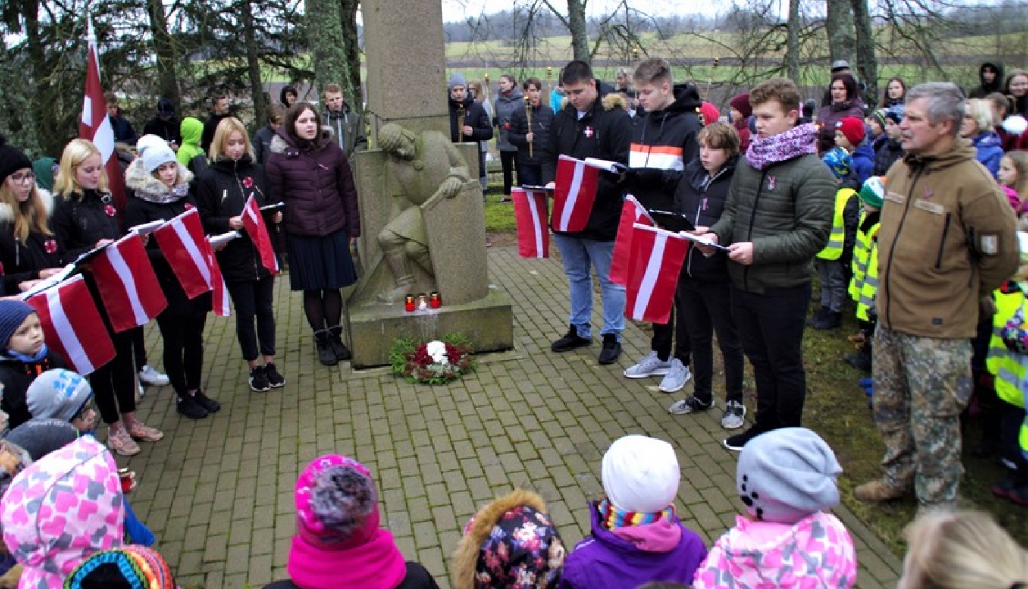 Madlienas vidusskolā skolēni apgūst valsts aizsardzības mācību