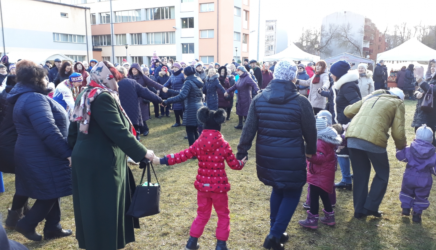 Ar dziesmām un rotaļām nosvinēta Masļeņica