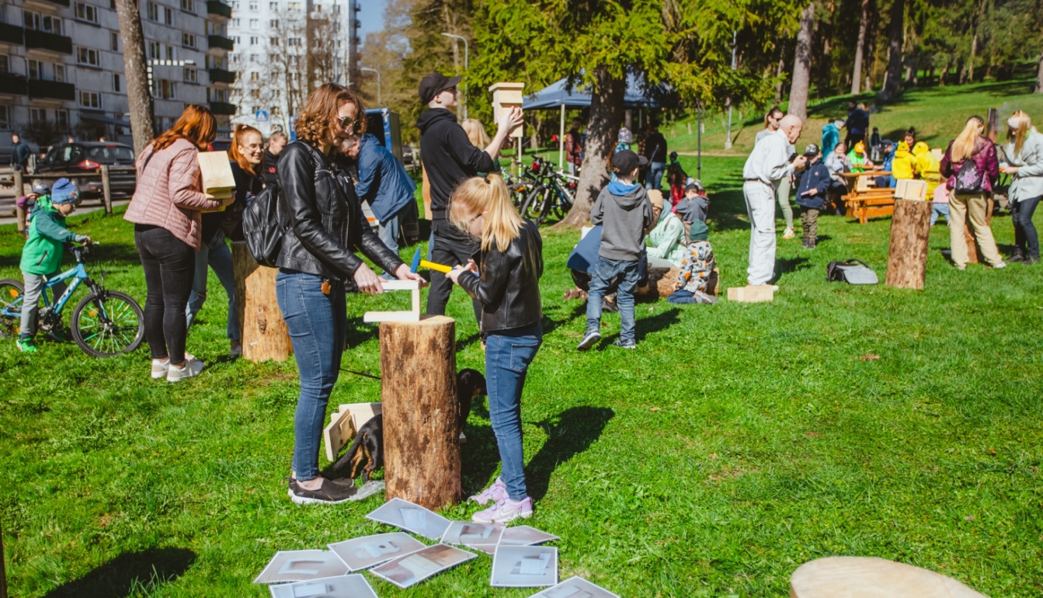 Pasākums "Mežs - veselībai" (22.04.2023) putnu būrīšu sišana